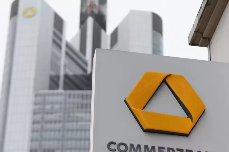 Die Commerzbank-Zentrale in Frankfurt. In Deutschland soll die Anzahl der Filialen um 200 auf 800 sinken. 