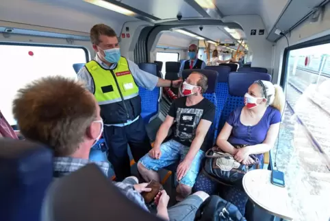 Die meisten Fahrgäste halten sich an die Maskenpflicht. Aber die Präventionsteams der DB stoßen auch immer wieder auf Ausnahmen.