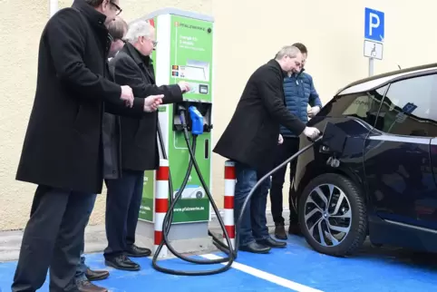 Eine E-Tankstelle befindet sich seit Februar 2018 in Freinsheim. Hier tankt bei der Eröffnung Bürgermeister Matthias Weber. 