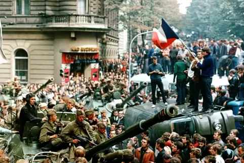 Ohnmächtiger Zorn: Demonstranten in Prag umringen sowjetische Panzer.
