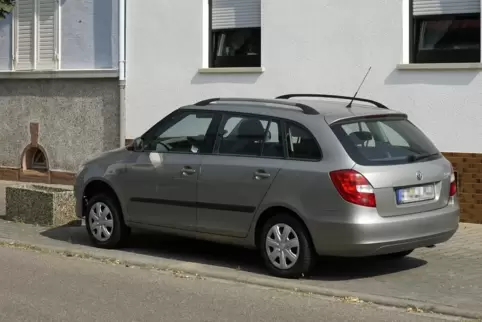 In Lambsheim steht seit einigen Wochen ein Auto ohne Motor, für das das Ordnungsamt nun eine Frist zum Entfernen aus dem öffentl