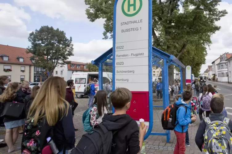 Seit die Ferien vorbei sind, kommt es verstärkt zu Gedränge in Bussen. Der Landkreis fordert vom Land dringend Nachbesserungen, 