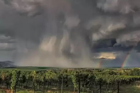 Der Arzheimer Fotograf Florian Schmadel hat dieses spektakuläre Gewitter-Foto am Dienstag oberhalb von Arzheim gemacht. Der Rege