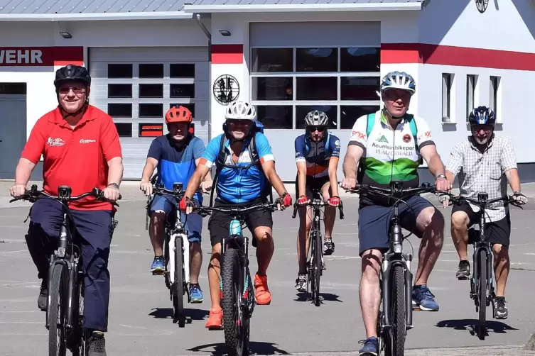 Die Radfahrergruppe vor der Feuerwehr in Esthal.