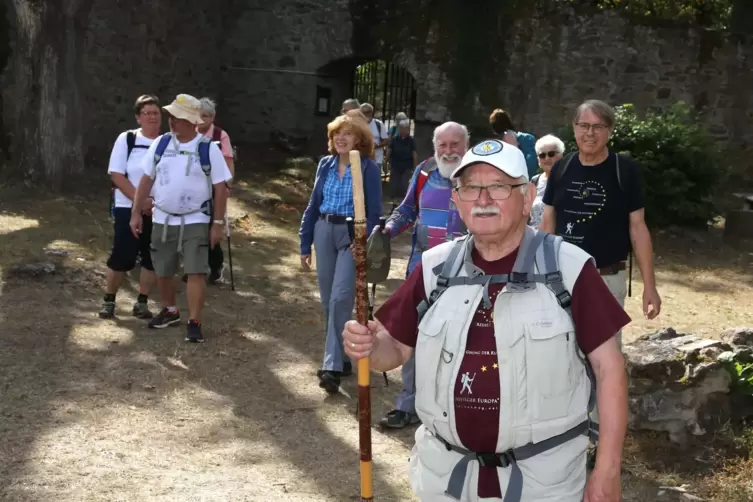 Mehr als 30 Teilnehmer zählte die Wanderung. Vorne Wanderführer Heinz Burkhardt auf Burg Neu-Wolfstein. 