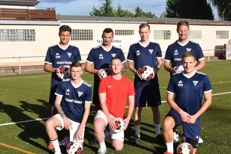 Die Neuen beim SV Weisenheim am Sand: hinten von links Daniel Manß, Florian Reitmuster, Anthony Del Rio Pfeffer und Trainer Seba