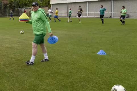 Die Vorbereitung auf das nächste Spiel beginnt für DJK-Trainer Tobias Hinkel und seine Spieler schon im Dienstagstraining.