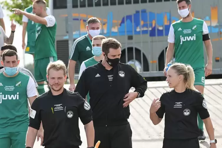 Fabian Vollmar nach der Pause im Gespräch mit Assistentin Ines Appelmann, vorne Assistent Julian Kuhn.