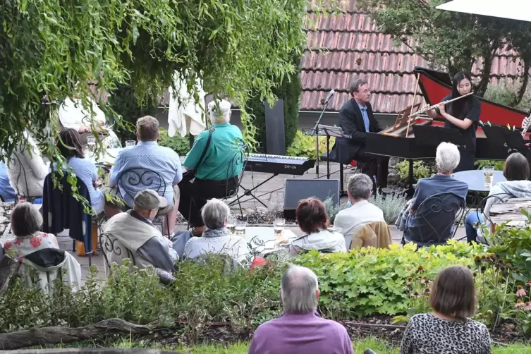 Mit den Gedanken in Italien: Das Trio Sanssouci tritt im Alten Weingut am Maxbrunnen auf. Die Zuschauer sitzen wegen der Corona-