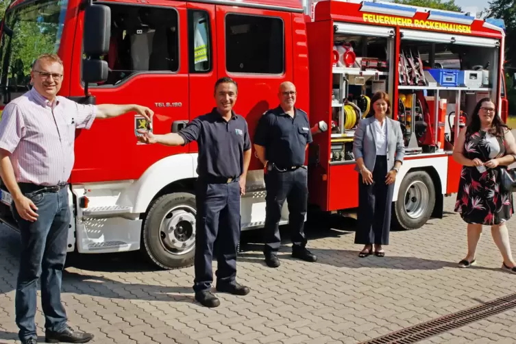 Verbandsbürgermeister Michael Cullmann bei der Fahrzeugübergabe an (von links) Patrick Rhein und Timo Blümmert. Daneben Nicole S