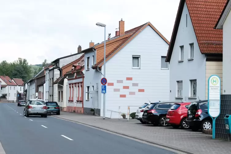 Zu gefährlich und zu laut: Der Saarpfalz-Kreis will in der Ortsdurchfahrt von Wörschweiler den Lastwagenverkehr ausbremsen.