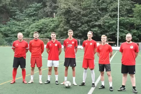 Trainer Christian Schwindinger und seine Neuzugänge: Volkan Candar, Jonas Scherrer, Adrian Pawrowicz, Ricardo Wronski. Rechts is