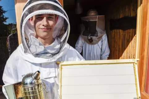 Mit einem Smoker arbeitet Yannick Manowsky am liebsten, wenn er die Bienen mit dem Rauch beruhigen will, um anschileßend den Hon