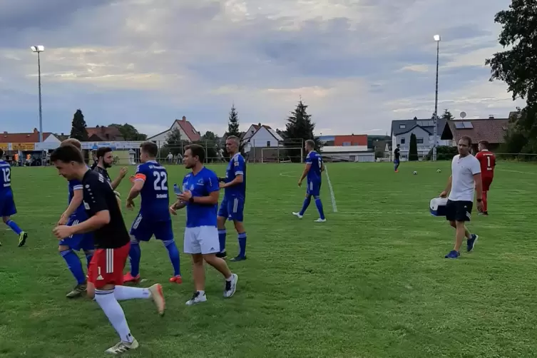 Erleichterung nach dem Abpfiff: der SV Rodenbach nach dem Sieg im Pokal über Bruchmühlbach.