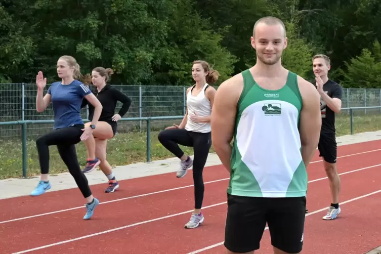 Sie trainieren wieder: Alexander Tröster im Stadion des ASV Harthausen.