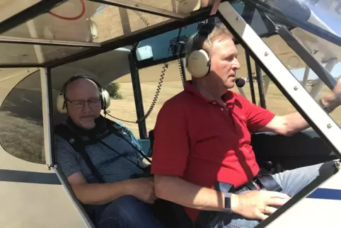 Für die Luftbilder-Serie auf dem Quirnheimer Flugplatz in die Luft gegangen: Pilot Dietmar Weber und Fotograf Helmut Dell.: 