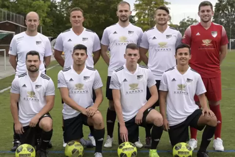 Die Neuen beim SV Ruchheim: Trainer Tobias Ehrenberg, Steffen Euler, Endrit Leposhtaku, Melvin Loch, Niklas Recknagel (oben von 