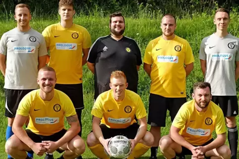 Trainer Maximilan Buchholz (hinten rechts) und sein Co-Trainer Fabian May (hinten links) würden mit ihrem SV Battweiler und den 