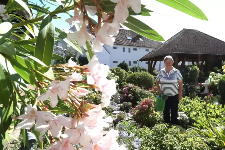 Es grünt und blüht überall: Anni Silbernagel in ihrem Gartenparadies. 