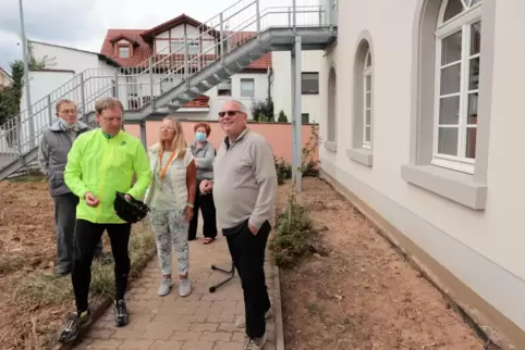 Hettenleidelheims Bürgermeister Steffen Blaga (links) zeigt Landrat Hans-Ulrich Ihlenfeld die Alte Schule.