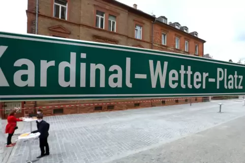 Kirchenvorplatz und Straße sind neu gestaltet worden. 