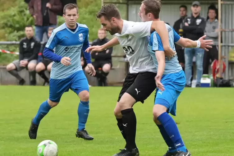 Der Hinterweidenthaler Lukas Werner attackiert hier Weselbergs Torschützen Attila Baum (in Schwarz-Weiß). Daniel Tretter schaut 