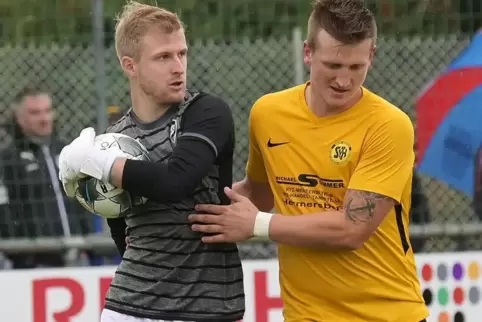 Hermersbergs Mittelstürmer Florian Weber (rechts) erzielt das 1:0 und bereitet das 2:2 vor, indem er ein Luftduell gegen Rieschw