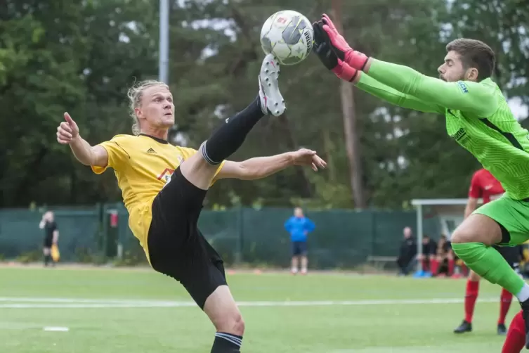 Fußballballett: Tobias Leonhard vom SV Morlautern ist mit dem Fuß am Ball, aber auch der Steinwendener Torwart Benjamin Klein is