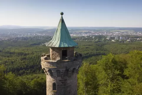 Er thront mitten im Wald: der Humbergturm. 