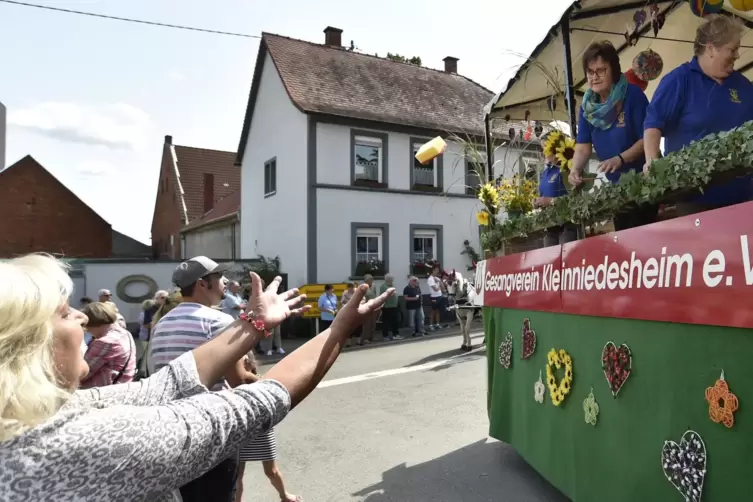 Der Gesangverein Kleinniedesheim (hier 2017 beim Kerweumzug) ist einer von drei Vereinen, die die Kerwe normalerweise stemmen. D