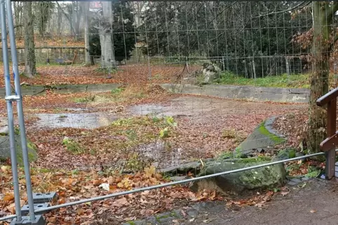 Ideen muss man haben: Der FV Hanhofen errichtet mit Bauzäunen eine povisorische Kabine. 