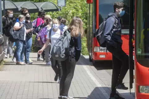 Zwei Busse hintereinander.