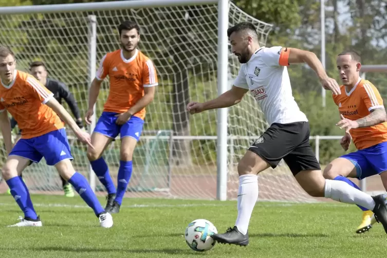 Nimmt es auch mit mehreren Gegenspielern auf: Arminia-Kapitän Nico Pantano (hier im Spiel gegen TSV Emmelshausen) besetzt eine z