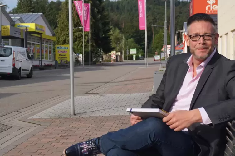 Tobias Walter, hier in der Schuhmeile, bewirbt sich um das Amt des Bürgermeisters der VG Hauenstein.