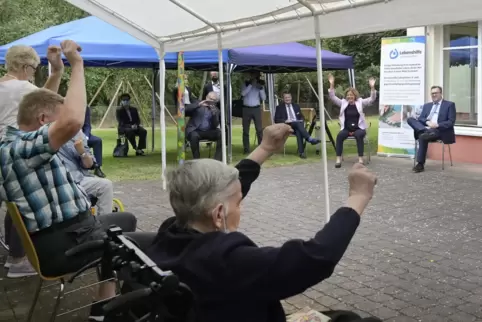 Ministerpräsidentin Malu Dreyer (im rosa Blazer) guckte nicht nur zu, als die Turner sich aufwärmten. 