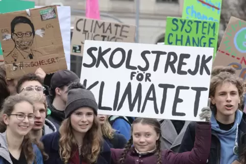 Bundesverkehrsminister Andreas Scheuer (auf dem Plakat links hinten) steht besonders in der Kritik von Klimaschutzaktivisten. 