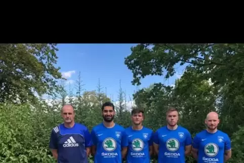 Neue Spieler und die Trainer beim TuS Göllheim, von links: Co-Trainer Eric Englert, Arda Özkan, Leonard Avdylaj, William Herdt u