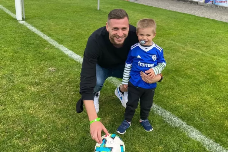 Nach dem Abpfiff mit Sohn Paul-Emil auf dem Stadionrasen: Ex-Kapitän Marco Steil.