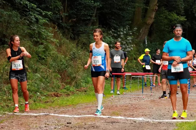 Verwirrung bei der Lembergerin Verena Becker (links), die bemerkt, dass der Läufer mit der Startnummer 336, Alfred Peterschmitt 