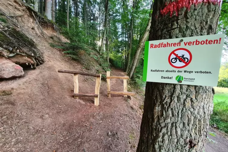 Holzbarrieren versperren Mountainbikern auf dem Methusalempfad den Weg. 