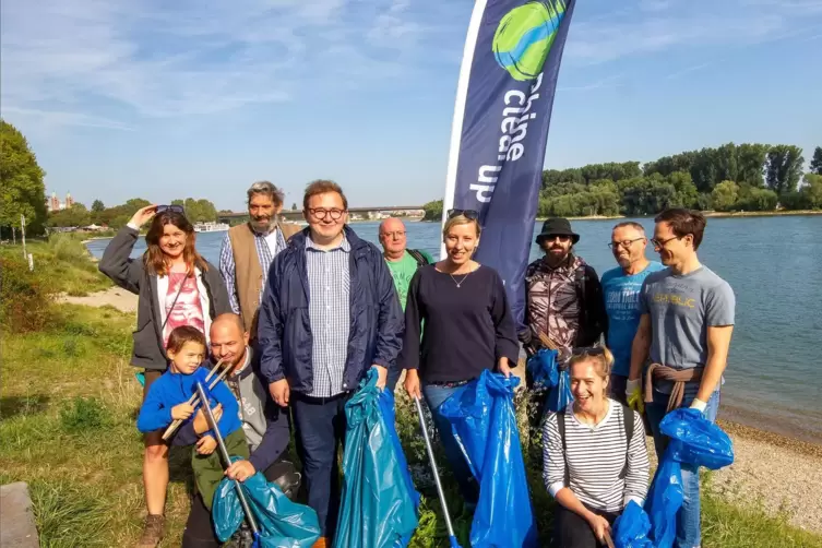 Erfolg eingetütet: Helfer der Müllsammel-Aktion im Jahr 2019 auf er Liebesinsel. OB Stefanie Seiler war damals auch schon dabei.