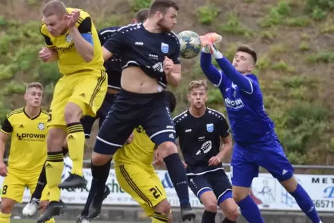 Das 2:0 für Mechtersheim ist unterwegs. Auch wenn’s nicht so aussieht: Jens Förtsch (vorn, blaues Trikot) sollte als letzter den