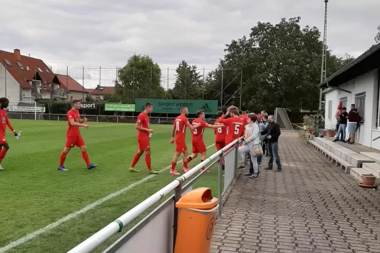 Die Sieger verlassen den Platz: Spieler der U21 des 1. FCK nach dem 2:1 über Alemannia Waldalgesheim. 