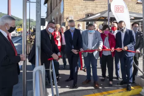 Rotes Band am Treppenabsatz: Weil der barrierefreie Zugang zum neuen Gleis 2 noch nicht fertig ist, wurde am Bahnhof Lauterecken