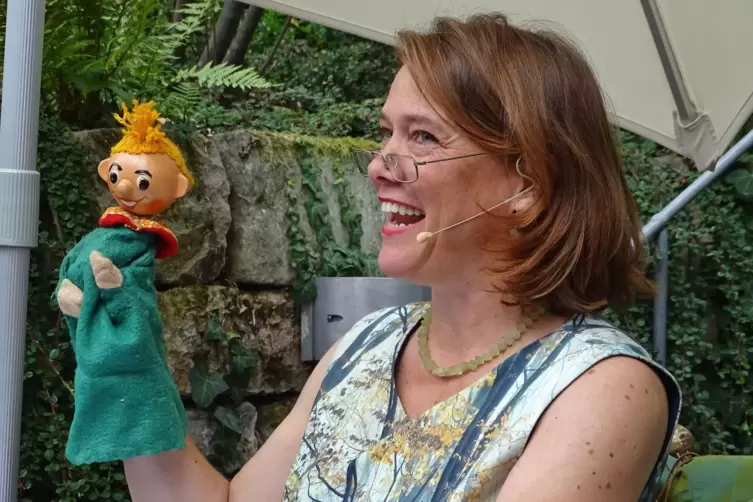 Anke Scholz mit einer ihrer Spielfiguren.