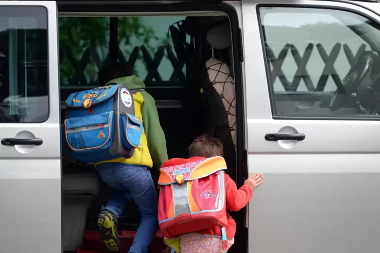 Schüler steigen in ein sogenanntes „Elterntaxi“. 