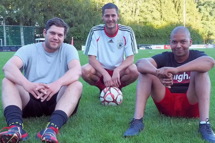 Mittelbachs neuer Trainer Dominik Stegner (hinten) hat mit seinem Team und den Neuzugängen (von links) Marc Stegner und Benjamin