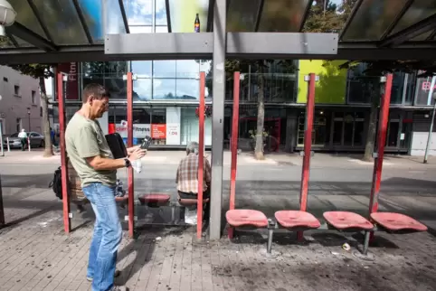 Gebäudeunterhalter Klaus Neumann macht sich ein Bild vom Zustand der Sitzgelegenheiten am Omnibusbahnhof ZOB. 