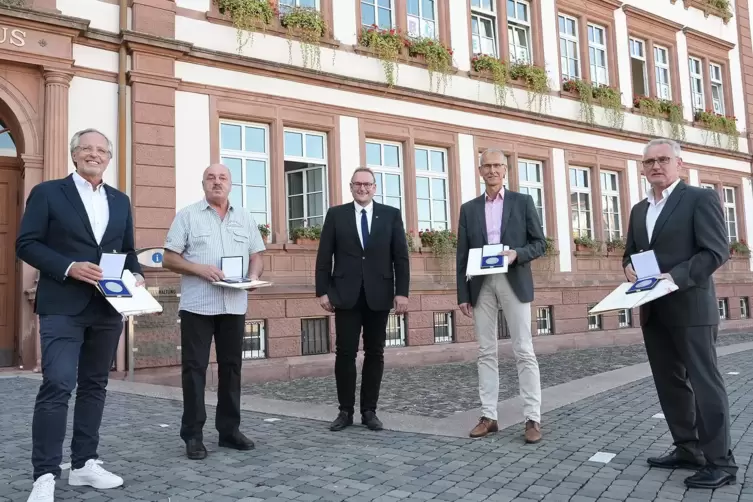 OB Markus Zwick (Mitte) verlieh die Stadtehrenplakette in Silber an (von links) Bernd Adler, Peter Resch, Martin Oden und Peter 