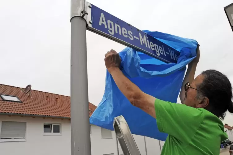 „Seit über zehn Jahren kämpfe ich für solche Umwidmungen“: Bernhard Wadle-Rohe, inzwischen für die Linke im Stadtrat, verhüllt b